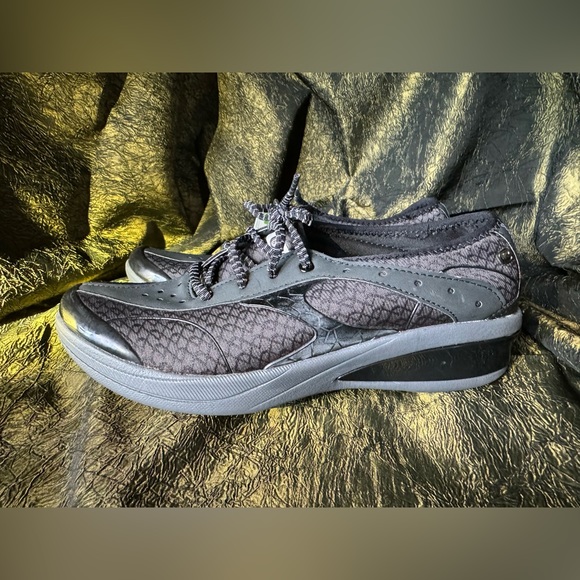 Bzees Lace Up Sneakers, Brand New - Picture 2 of 4